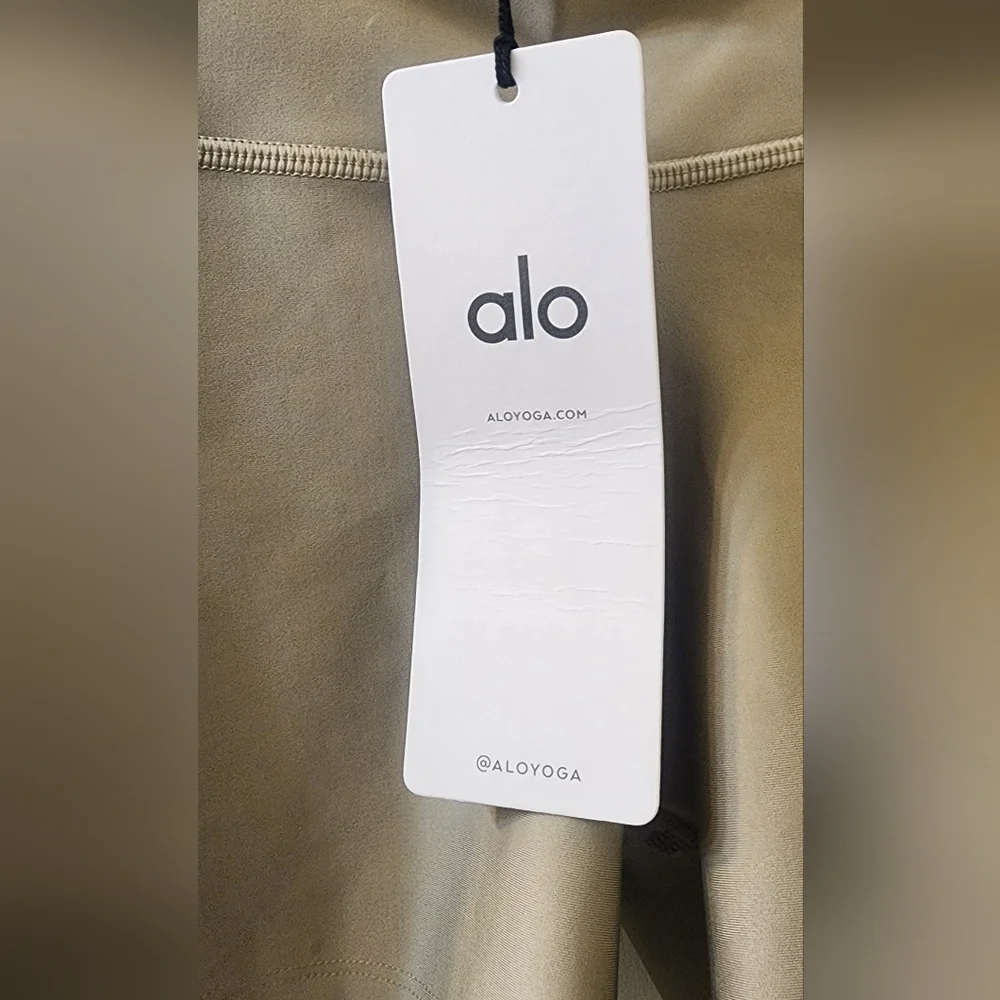 New ALO Yoga Women's Tan Shorts, Size Extra Small.